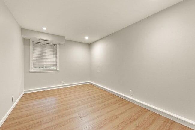 Building Photo - Beautiful & stunning 6-bed, 3-bath house in Edmonds for rent!