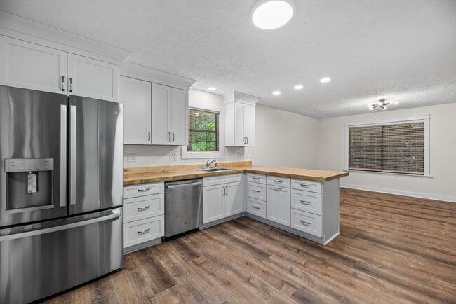 Building Photo - Beautifully Remodeled 3-Bedroom Home with ...