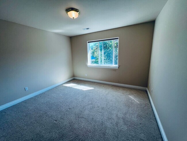 Building Photo - Beautiful 4 bedroom, 3 bath Mount Vernon Home