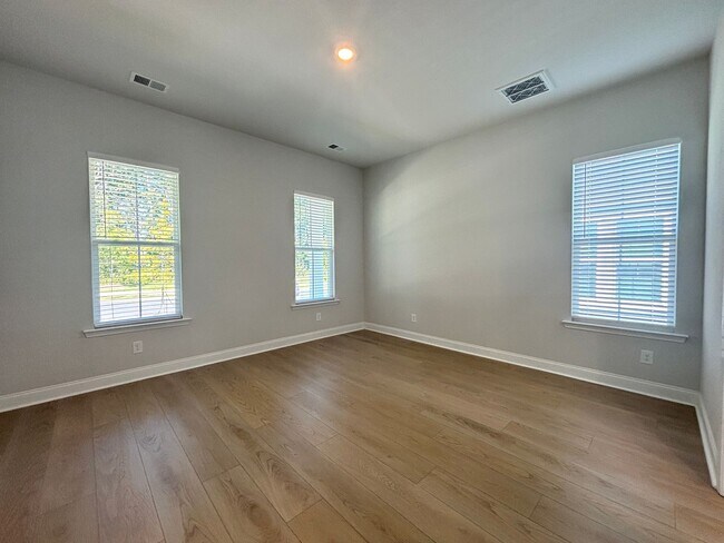 Building Photo - Beautiful 4-Bed Home in Limehouse Village ...