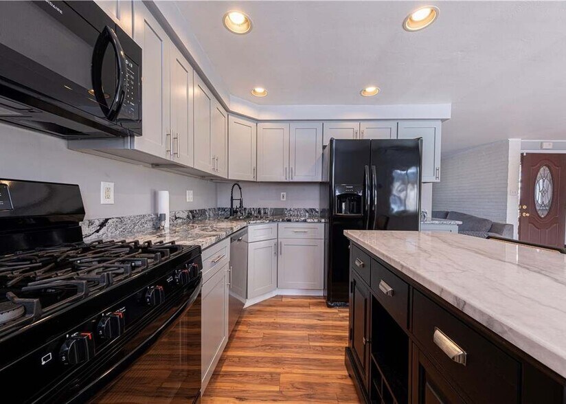 Building Photo - 5014 Ozark Dr