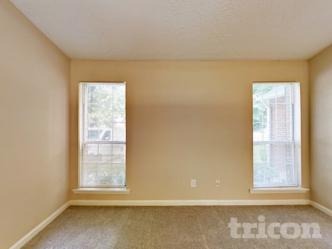 Building Photo - 2033 Pine Cone Dr SW