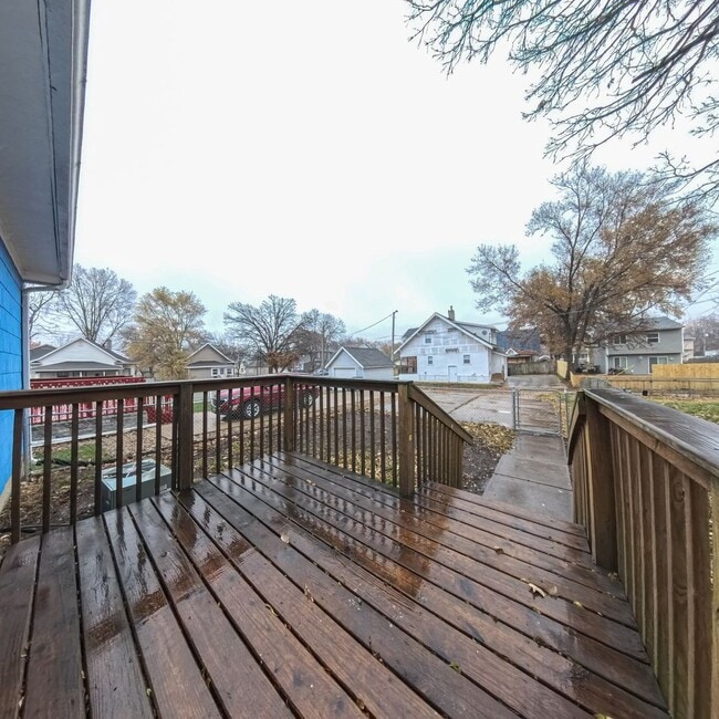 Building Photo - 2 Bedroom 1 Bathroom Fresh Carpet