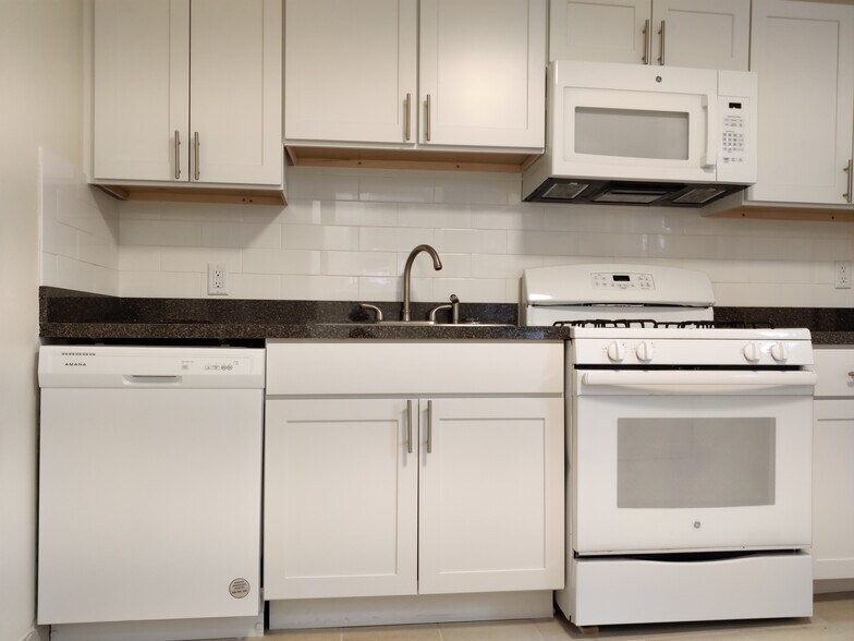 Building Photo - 8 Barrows St