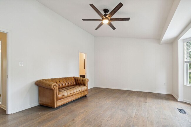 Building Photo - Really Cool, Spacious 3br Townhome with De...