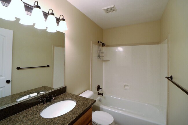 Building Photo - Beautiful Harvest Park Mapleton Townhouse