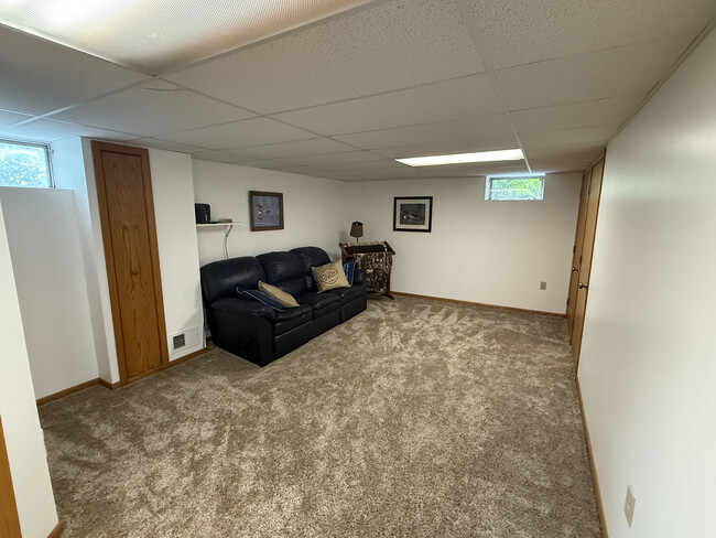 Building Photo - 409 Meadow Ct