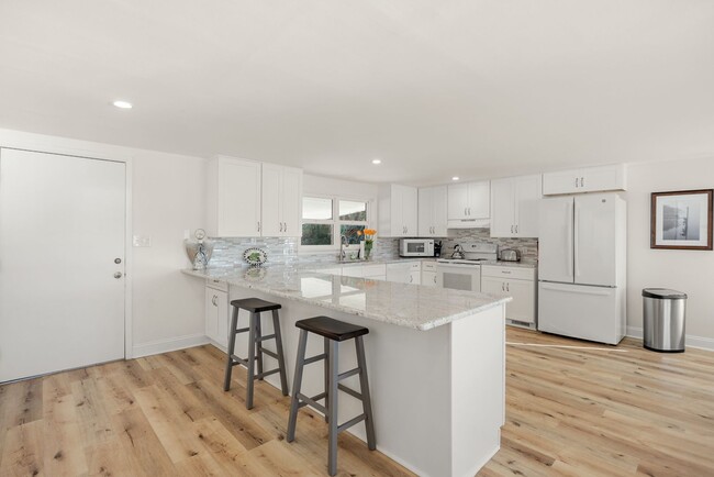 Building Photo - Lake Talquin - LAKEFRONT- Furnished 3 bedr...
