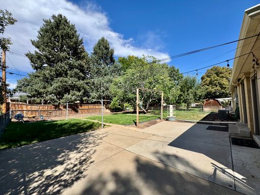 Building Photo - Large Single Family Home Available NOW!!