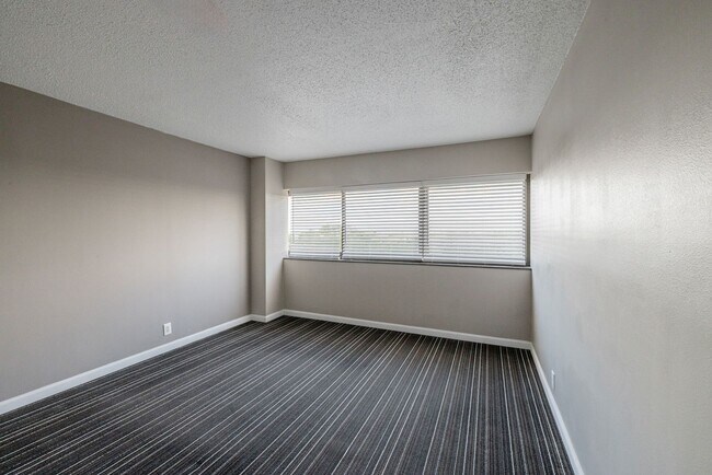 Building Photo - 14703 Park Row Blvd