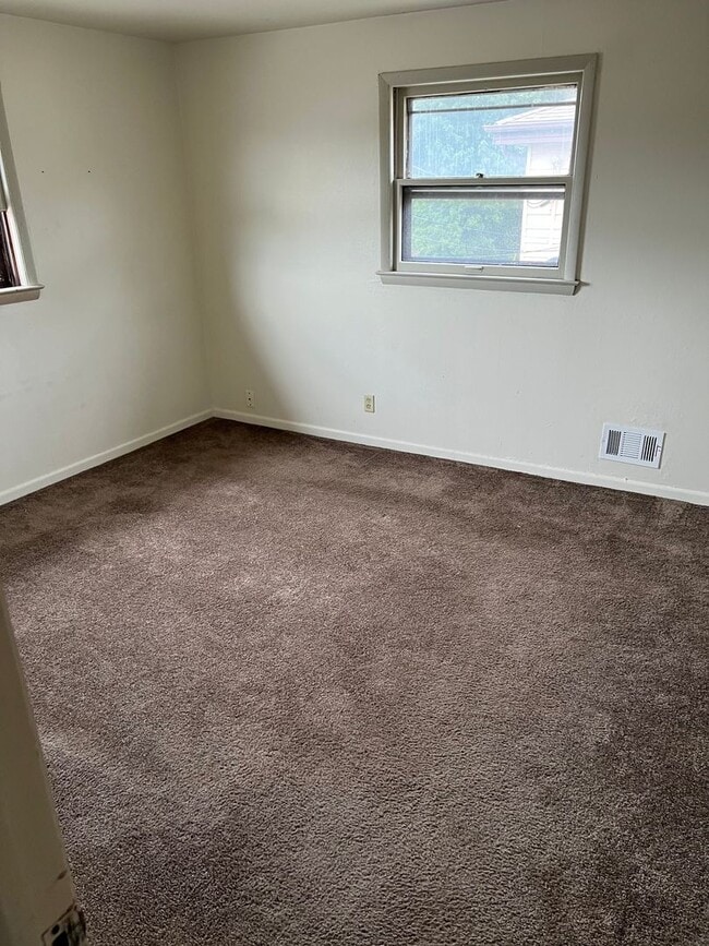 Building Photo - Waukesha 2BD (Near Carrol College)