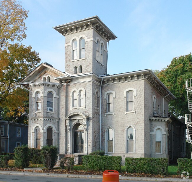 Primary Photo - 207 S Plymouth Ave