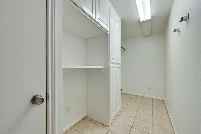 Building Photo - 6713 Silvermine Dr