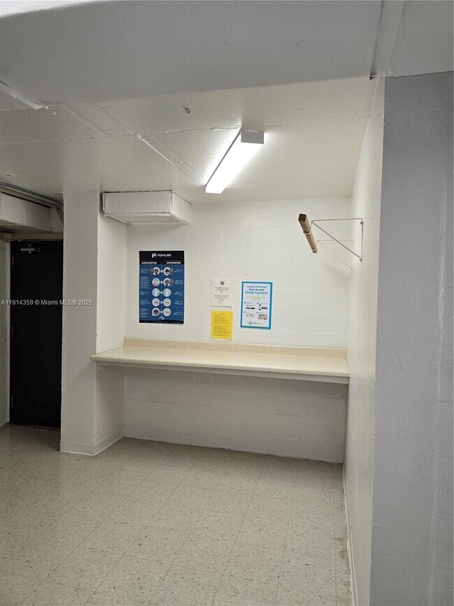 Building Photo - 100 Bayview Dr