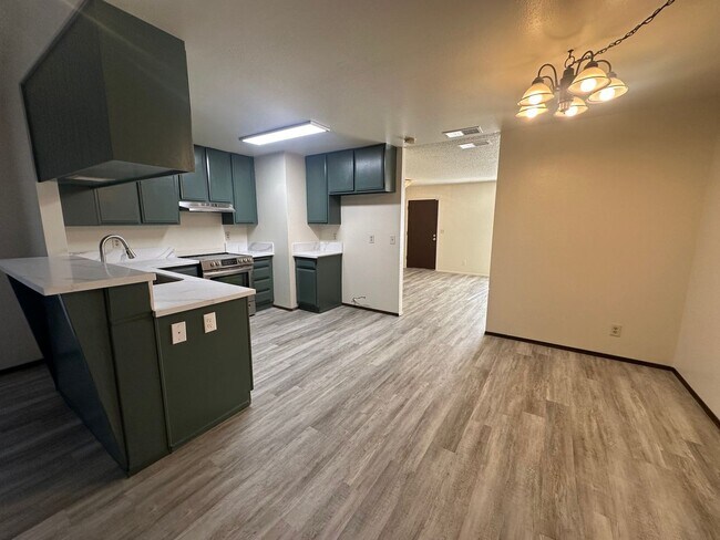 Building Photo - 3 Bedroom 2 Bathroom Home with Yard