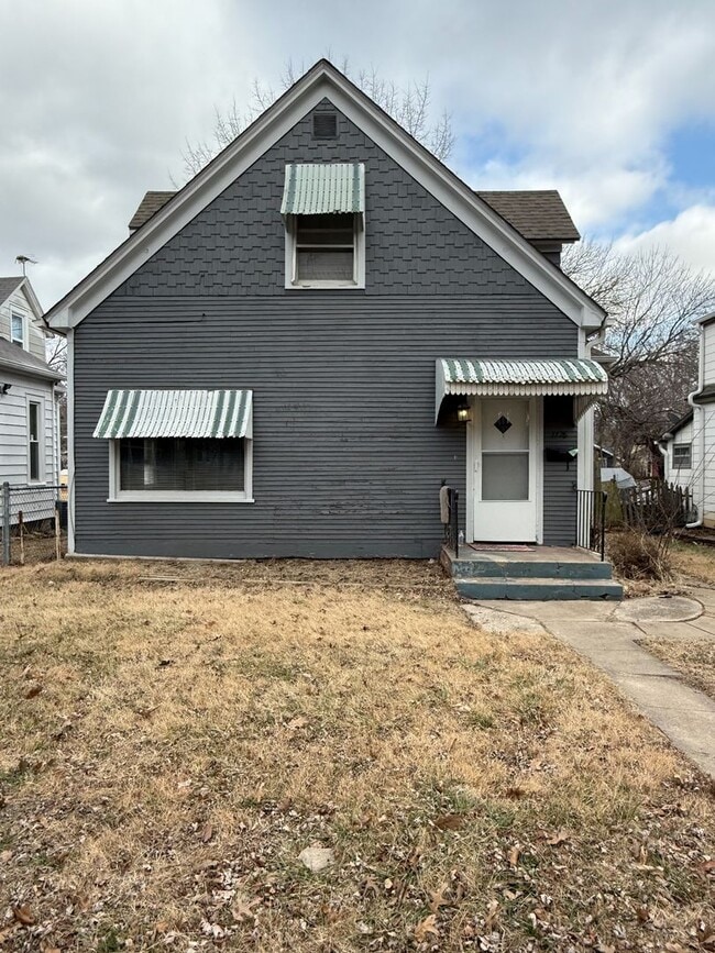 Building Photo - Updated 2 bedroom 1 bath with detached garage