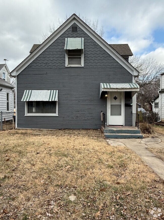 Building Photo - Updated 2 bedroom 1 bath with detached garage