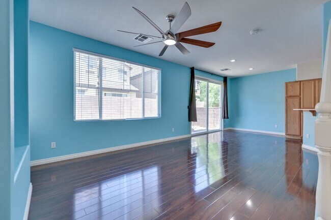 Building Photo - NW 3 bedroom!! Community Pool!! Playground...