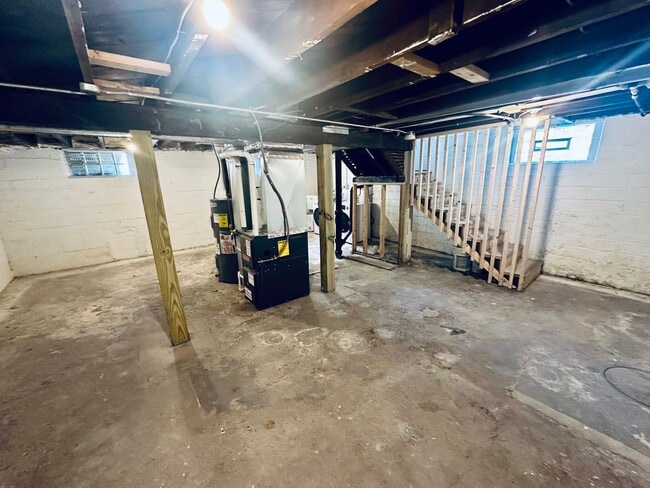 Building Photo - Newly Remodeled, Large 2 Bedroom Single Fa...