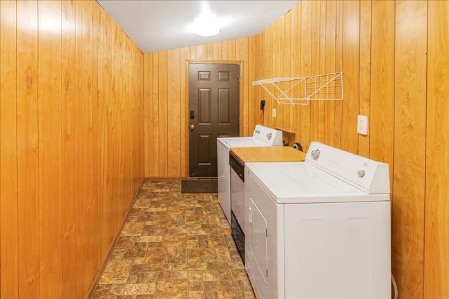 Building Photo - 4 bed, 3 bath