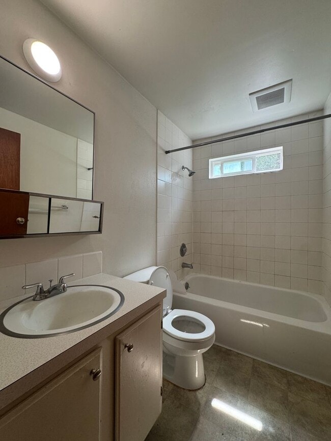Building Photo - 1604 N Brook Ct