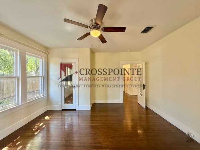 Building Photo - Tour Today! Charming 2 bedroom, 1 Bathroom!