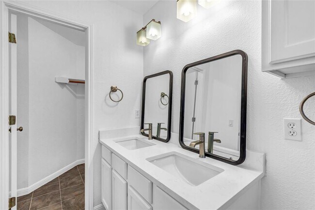 Building Photo - 16613 Jaron Dr