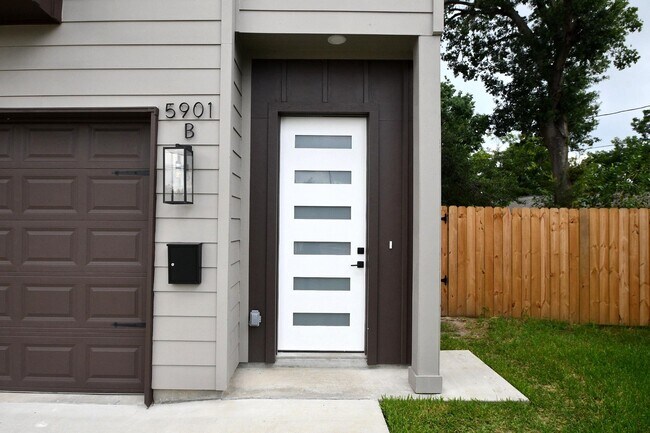 Building Photo - 5901 Crest Ct