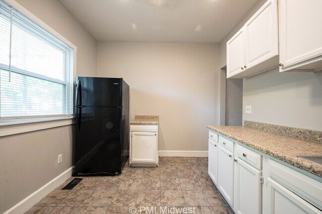 Building Photo - "Charming 3-Bed Duplex Gem in Indianapolis – Spacious 1300 Sq Ft Haven!"