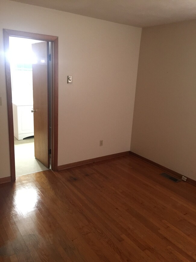 Building Photo - Newly updated No Pet 3 bedroom 2 bath bric...