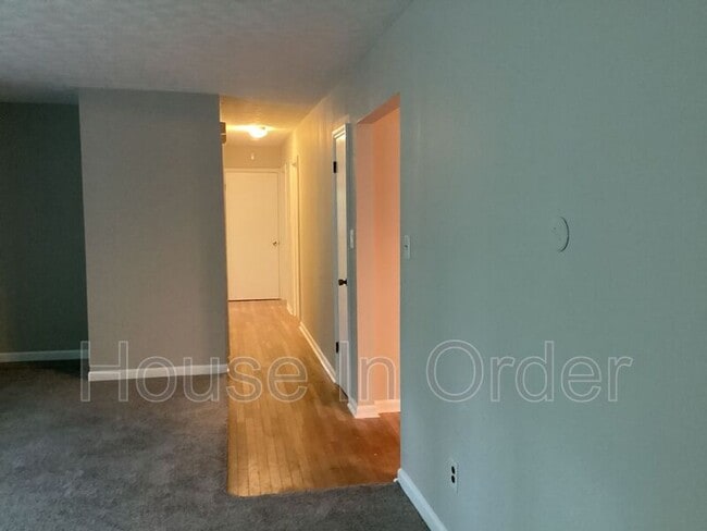 Building Photo - 24 Glen Cove Rd