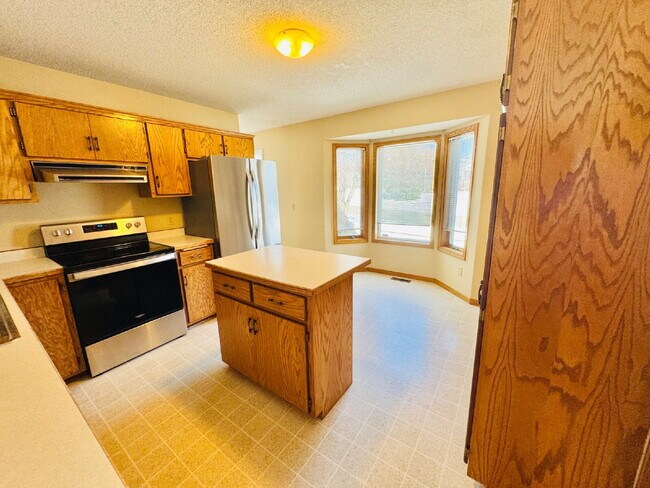 Building Photo - Charming Chaska Retreat: Spacious Single Family Homer 3-Bedroom 2.5 Bathroom Home with Finished B...