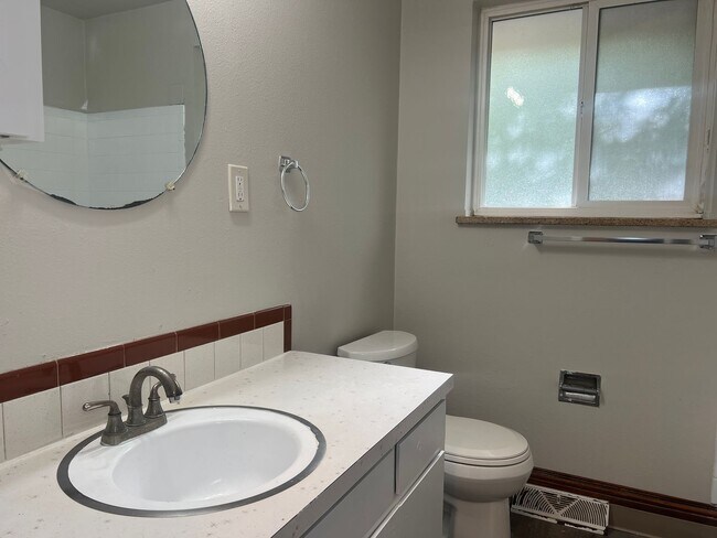 Building Photo - 2 Bed 1 Bath in Edgewater!