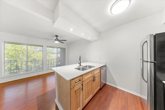 Building Photo - 6910 Hart Ln