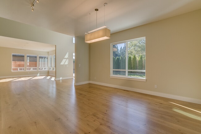 Building Photo - Luxurious & Contemporary 5 bed home in Red...
