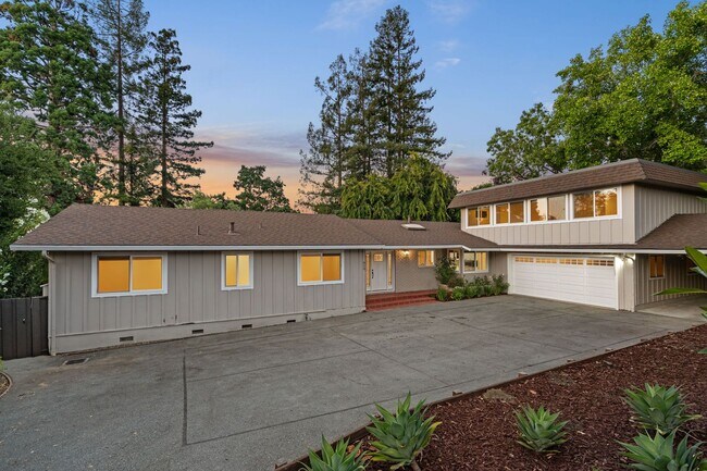 Building Photo - Spacious Menlo Park Retreat with 6 Bedroom...