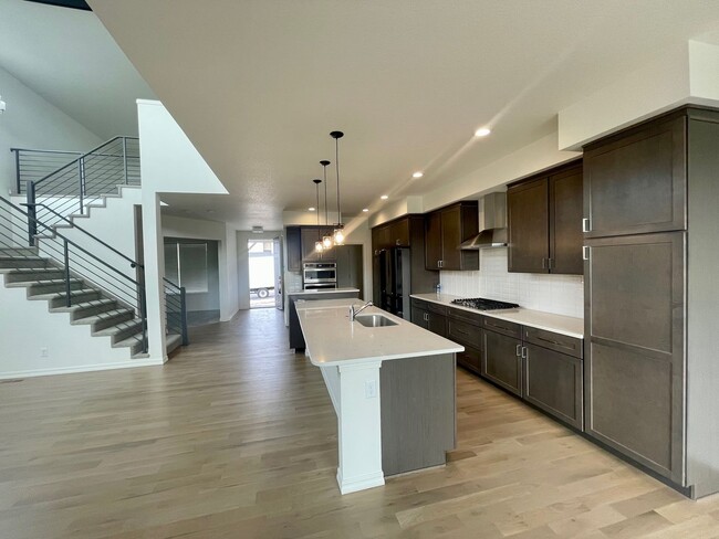 Building Photo - stunning two-story home with open-concept ...