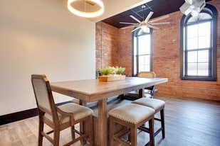 Building Photo - 130 N 5th St