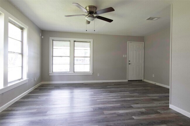 Building Photo - 504 Billington St