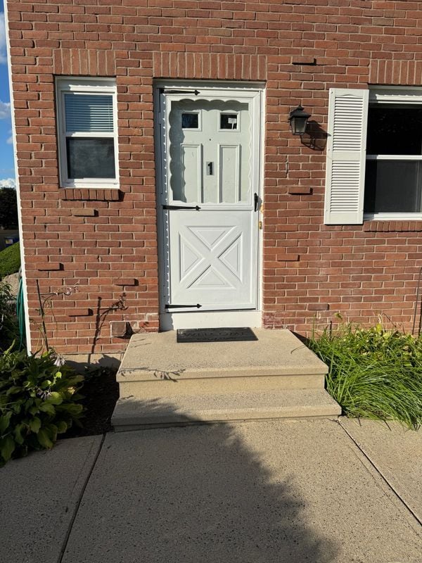 Building Photo - 1 E Gate Ln