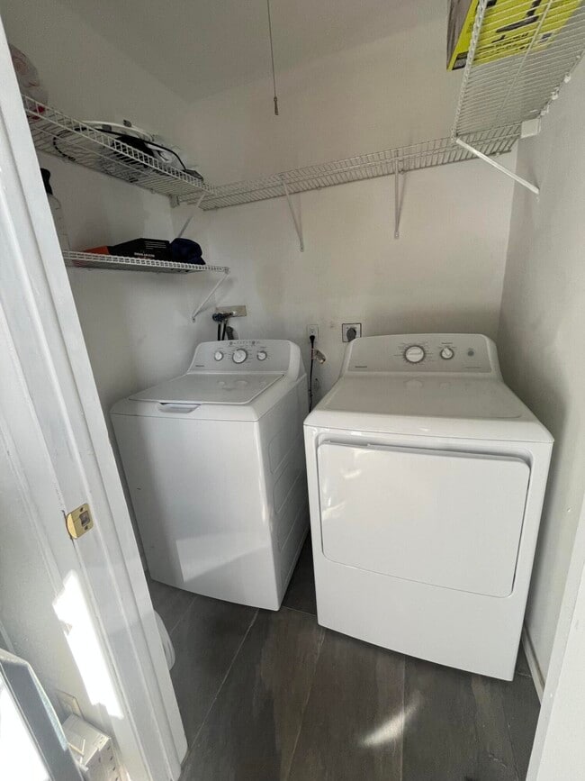 Building Photo - 812 Burgundy Q