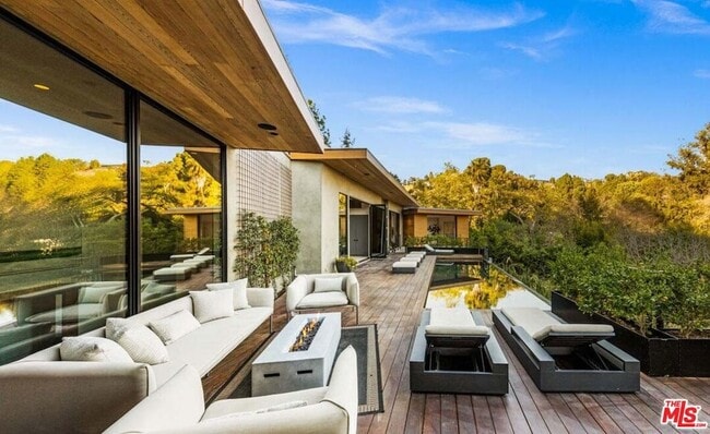 Building Photo - 727 N Beverly Glen Blvd