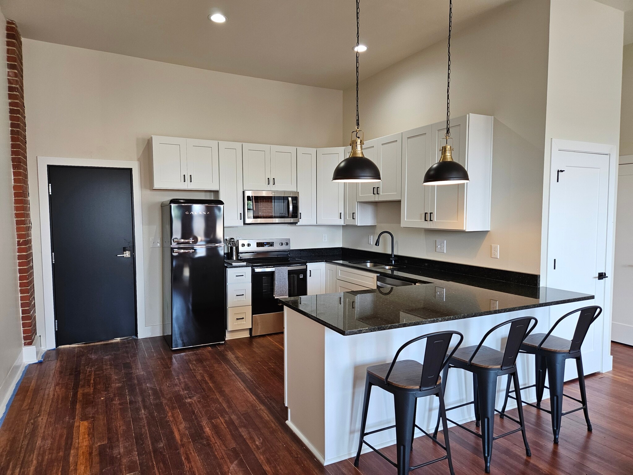 Building Photo - 9 S Main St