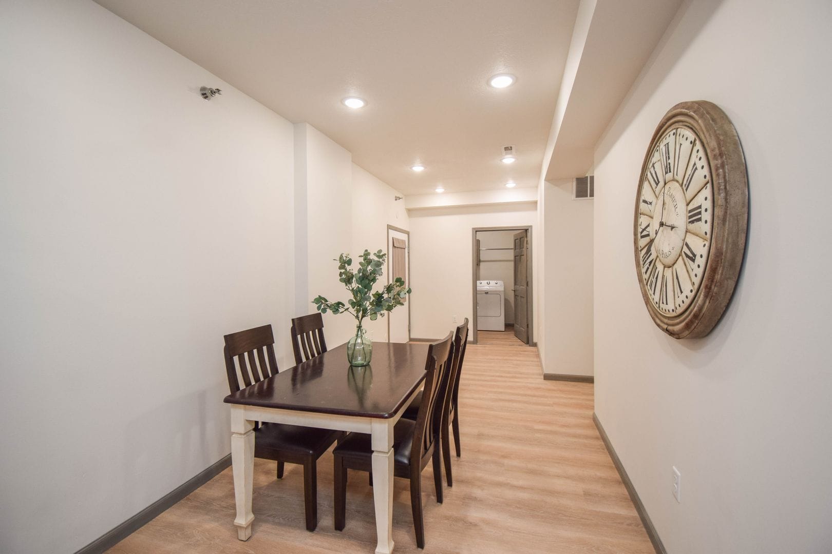 Building Photo - 7446 S Louise Ave