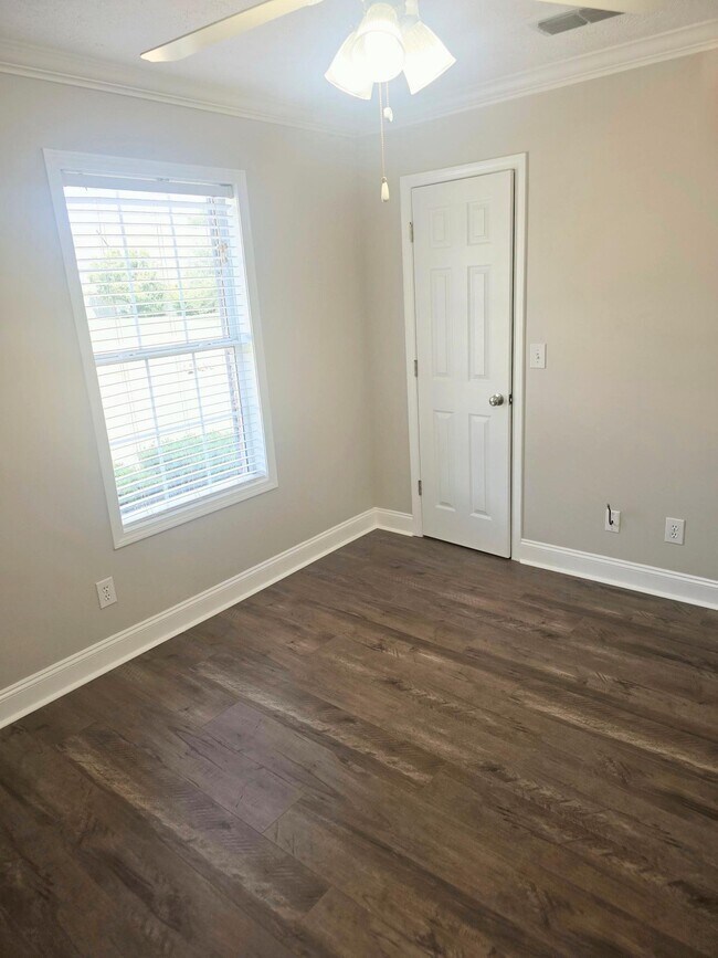 Building Photo - 565 Oakdale Dr