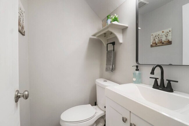 Building Photo - 207 N Beverly St