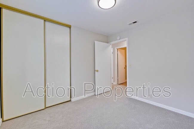 Building Photo - 1341 Meadow Ridge Cir