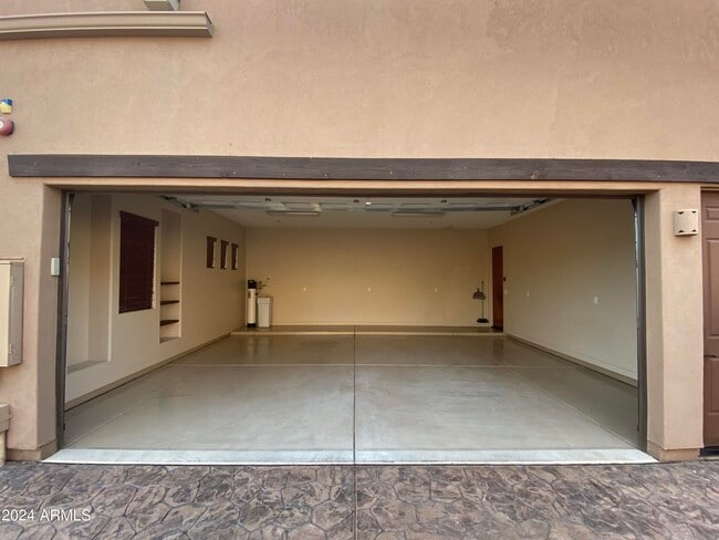 Building Photo - 5559 E El Sendero Dr