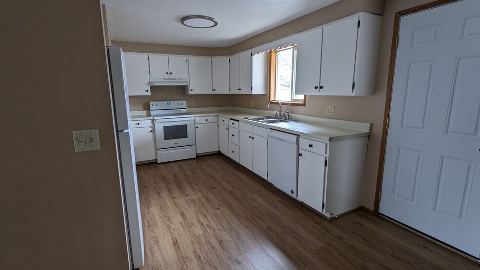 Kitchen - 1072 Mitchell Ave