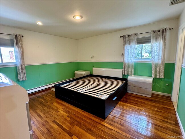 Building Photo - 6 Fairway Dr